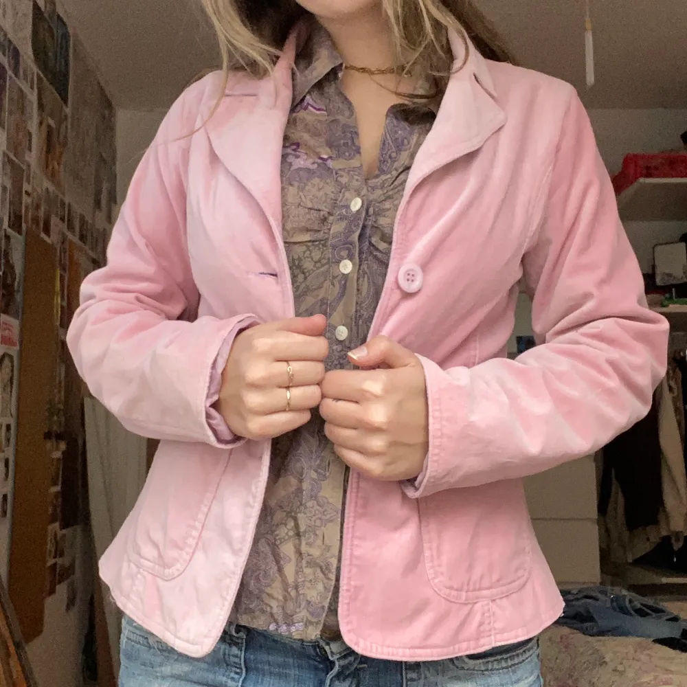 baby pink velvet. in good condition. tag sag large but i usually wear a s/m in jackets and i think it fit nicely on me but it depends on how you like your jackets to fit. . Jackor.