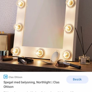 SMINK-SPEGEL - säljer min smink spegel från Clas Ohlson! Skit najs bara att det inte passar mitt rum!helt ny inget smutsigt eller något!värde 600& men du får det för 289kr