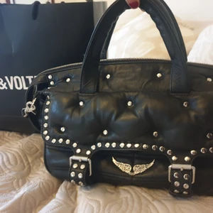 Zadig Voltaire väska - Säljer min fina limited edition zadig, svart skinn med silver detaljer. Den har två småfack på insidan. Går att hålla i handen och ha crodsbody med det långa bandet💕👍 nypris är ca 5000 har jag för mig. Felfri. Perfekt storlek till skolan!!högsta bud;  2000