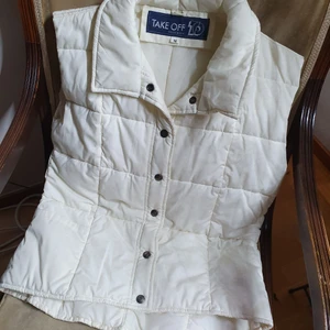 HÖST JACKET  - Höst  och vinter sleeveles jacka från take me off swedish design.i bra skick (good condition).Passar medium och large.Stylish and sexy.cream in colour without any defect.köpare star på frakt. Har en flicka bakom och två infant. Den är I bra skick och cream in colour. 