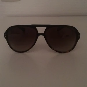  - Äkta Marc by Marc Jacobs solglasögon. Sparsamt använda, mycket fint skick. Bruna. 