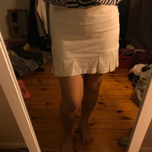 Tenniskjol - Tenniskjol från Babolat. Barnstorlek 12-14 år( dock stor i storleken så skulle säga att en XXS-XS skulle kunna ha den). Aldrig använd så helt i nyskick. Har små byxor inbyggda under kjolen. Frakt tillkommer 