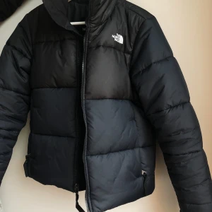 The North Face jacka strl S - Säljer min sköna vinterjacka från The North Face i damstorlek S. Jackan är endast använd en säsong så den är i fint skick. Nypris 2400. Modellen heter Saikuru. Möts upp i Göteborg, skickas ej