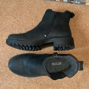 Ecco stövlar - Svarta stövlar från Ecco i Chelsea modell men med dragkedja! Väldigt fint skick (knappt använda - se sulan). Kan poleras innan de postas om det önskas 😊