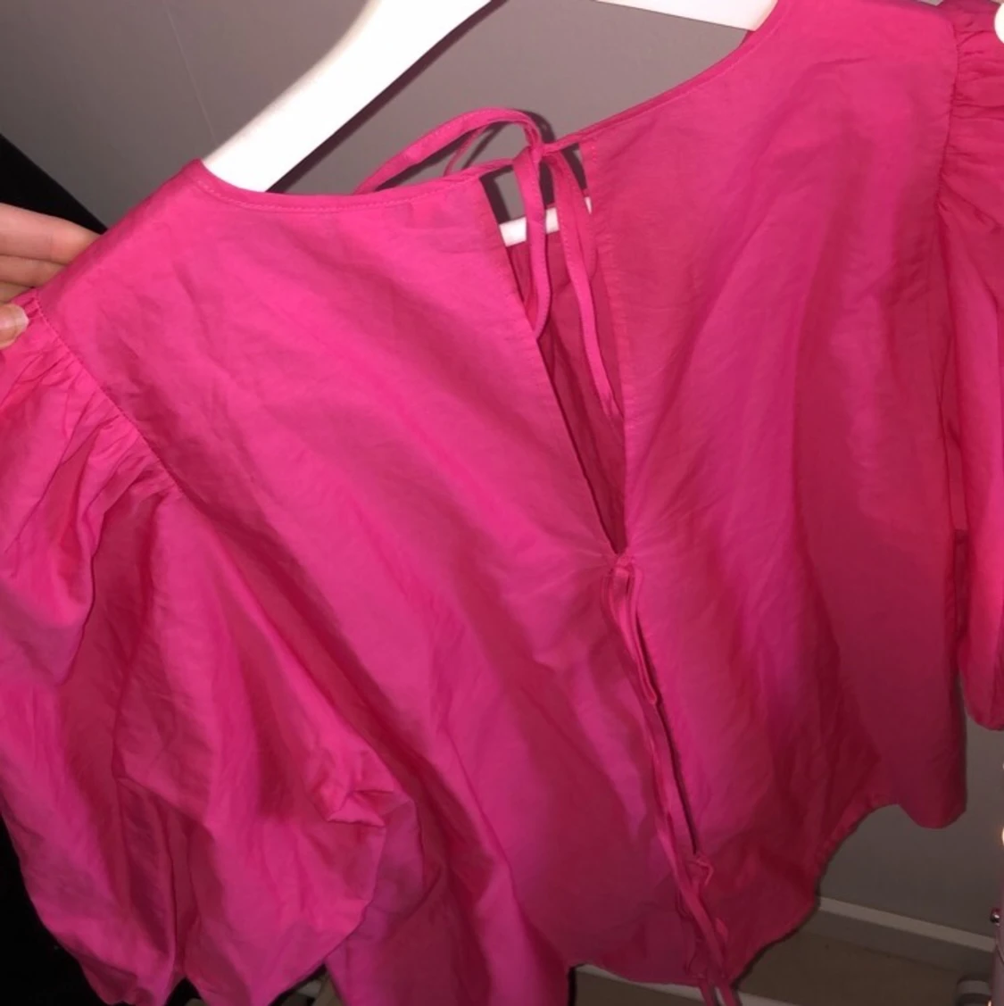 Rosa blus med knyt baktill