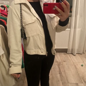 Manchester jacka - Super snygg jacka i Manchester material i storlek M men passar även xs/s beroende på vilken passform man vill ha, kom gärna med egna bud💕💕