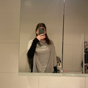 Grå stickad poncho  - Säljer min oanvända grå stickade poncho! Den är super gosig och har en fin passform! Vid intresse eller om du vill se fler bilder så skriv till mig!🧸🤍