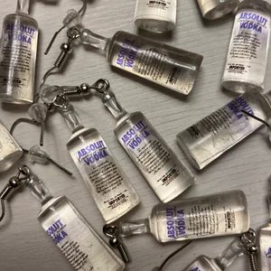 Vodka örhängen  - ETT PAR KVAR! Säljer supersöta örhängen för 80 + 11kr frakt❤️ (vill inte att mina bilder används av andra tack❤️) fast pris går ej att sänka❤️