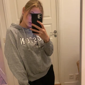 Svinsnygg hoodie😈 - En cool hoodie med skriften ”BOSTON” på. Svinsnygg att ha under en puffjacka eller svart coat ✊🏼✊🏼😫aldrig använd tyvärr😭❗️❗️