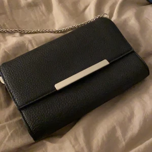 Väska - As snygg väska! Man kan korta ner bandet och även byta kedja!❤️ frakt tillkommer!