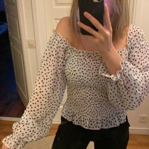 Supersöt blus med puffärmar💗💗💗 - Söt blus från bikbok med ett snyggt mönster och fina puffärmar med volang längst ut vid händerna men även längst ner vid tröjan!😍