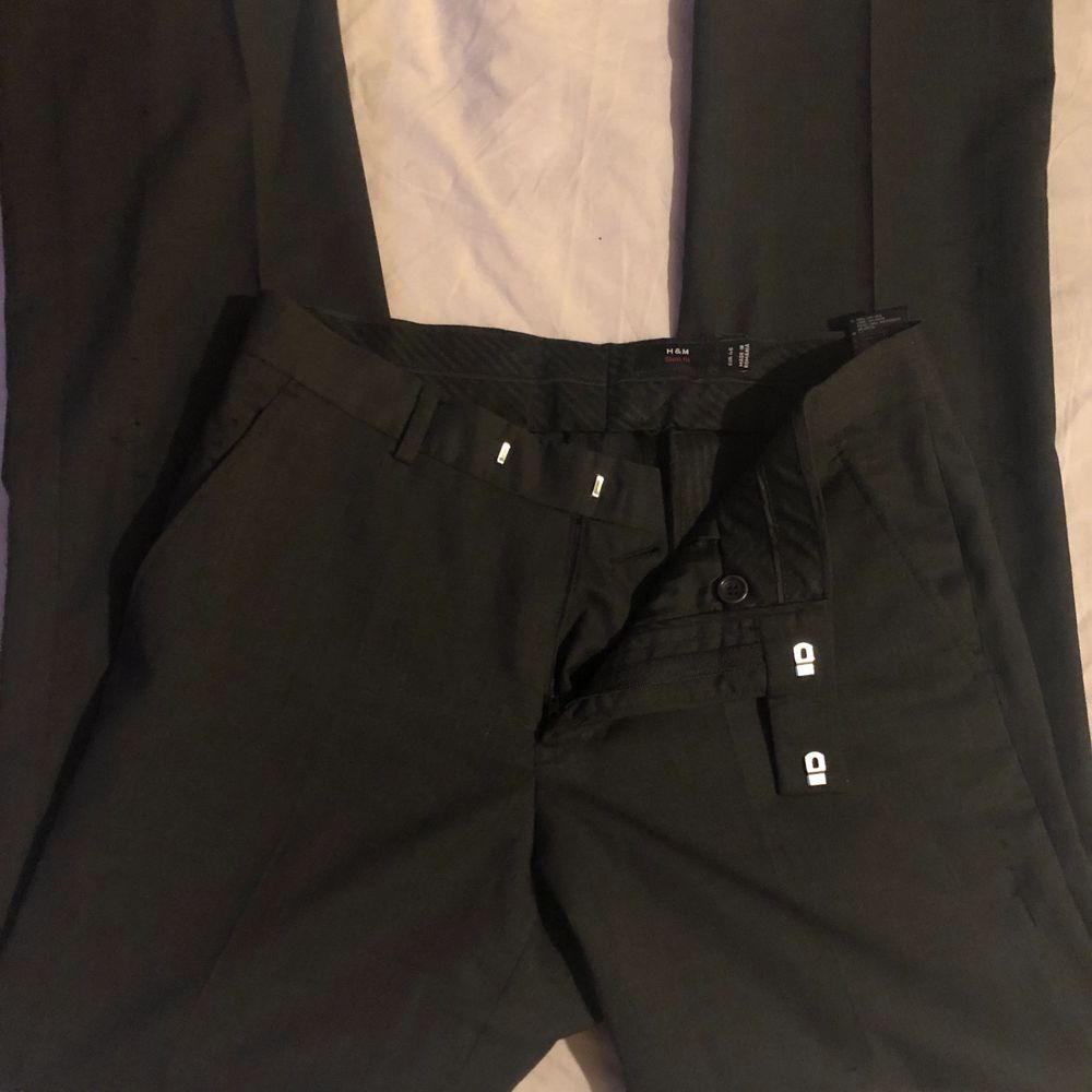 Säljer mina fina svarta kostymbyxor! Mellan till lågmidjade! På mig är de lite stora men jag skulle säga runt strl 38-40 beroende på hur man vill att de ska sitta! Nästan helt nya, små hål på sidorna av benen då jag försökt sy in dom! Föreslå egna priser oxå😙. Jeans & Byxor.