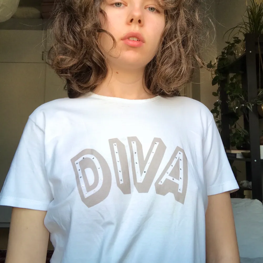 Mjuk vintage vit Diva T-shirt, står XL men mer S-L beroende på hur du vill den ska sitta. Liten fläck på framsidan men går bort i tvätt. Köparen står för frakt. Vid köp av 3 plagg bjuder jag på frakt. T-shirts.