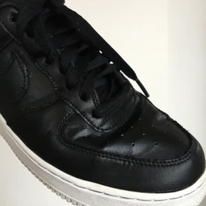 Nike Air Force 1 Svartvit strl 40.5 - Köpte förra året och använde ca 10-15 ggr. Inser nu att de är lite för små. Storlek 40.5. Mycket gott skick. Nypris 1100 kr.