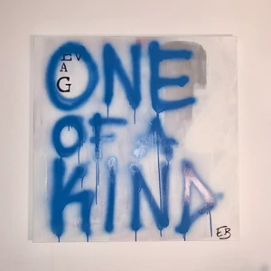 •ONE OF A KIND - 100x100 (3cm djup). Vit med hint av chrome, blå text ”ONE OF A KIND”.                                                                    Bud: