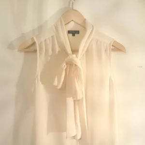  - En kortärmad knutblus, använt fåtal gånger Inköpspris 599 kr   Priset kan diskuteras 💖 