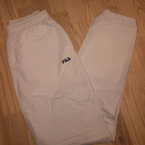 Fila trackpants 🤍 - Trackpants från Fila som är vattentäta med snören innanför, använd ca 5 gånger så den är fortfarande i fint skick utan defekter alls (: Gratis frakt!