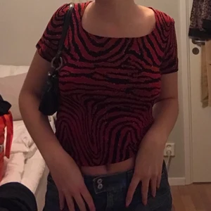 Super söt topp - Röd zebra tröja med guldiga detaljer. Köparen står för frakt💕