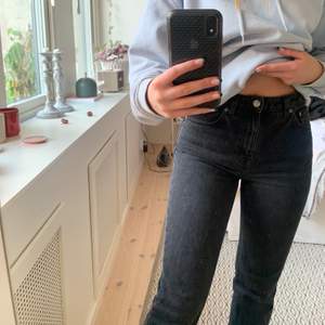 Gråa nudie jeans i mycket bra skick. W27 L28, de är något korta i modellen. Jag brukar själv ha 30 eller 32 i längd, men tycker att 28 är lagom i dessa😚