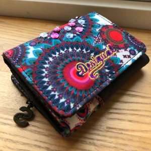 Plånbok Desigual - Plånbok från Desigual, jättefint skick! 😊 Köparen står för frakt