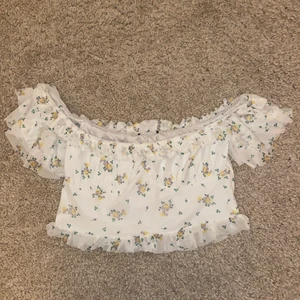 Offshoulder top  - En vintage liknande offshoulder top med fina blommor på! Använd typ 1 gång men köpt på Plick. frakt - 44kr