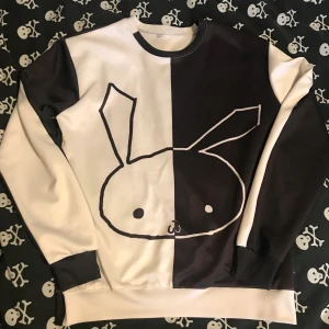 Bunny sweater  - Söt najs sweater som passar snygg över en skjorta! Är i fint skick, inga fläckar. Storlek L men passar M. Buda i kommentarerna, budning avslutas 12/12!!! (spårbar frakt 63 kr fungerar också)