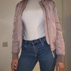 Bomberjacka  - En riktigt fräsch bomberjacka! Den är champagne-rosa. 