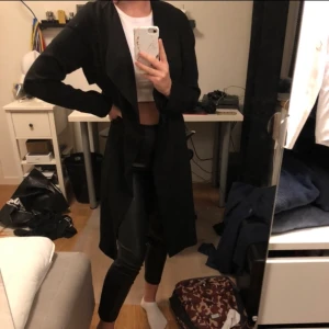 St Xs - En lång svart kappa från Cubus, säljer för den inte kommer till användning. Har använt den ca 5ggr och är fortfarande som ny. Hör av er flr fler bilder