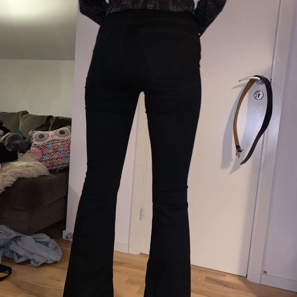 Ett par knappt använda jättesnygga bootcuts! På bilden ser ni mig som är 182 cm, därför ser byxorna lite korta ut, men dem är i normal längd! Dvs lite extra långa eftersom det är bootcuts:) . Jeans & Byxor.