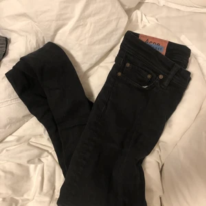 Acne Jeans - Acne jeans skum fit, köpta på Acne i Stockholm. 150kr/st eller alla för 300!