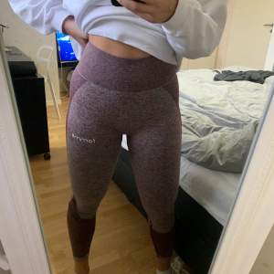 Säljer dessa tights från hemsidan onemorerep. Märket heter ”femme” och de kostade 750 kr. Har använt 1-2 gånger och de är squatprof och man ser inte svettet igenom byxorna eftersom de är ett tunnt matrial som tar åt svetten istället för att de syns