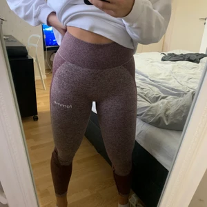 Femme träningstights storlek M - Säljer dessa tights från hemsidan onemorerep. Märket heter ”femme” och de kostade 750 kr. Har använt 1-2 gånger och de är squatprof och man ser inte svettet igenom byxorna eftersom de är ett tunnt matrial som tar åt svetten istället för att de syns