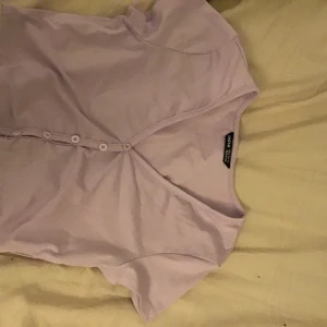 Shein t-shirt. - Lent material,nästan aldrig använd, inga fläckar, bra kvalite.