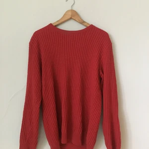 Stickad tröja i rött, bomull/kashmir, strl L - Stickad tröja i rött, bomull/kashmir, strl L. Märke: Knowledge Cotton Apparell