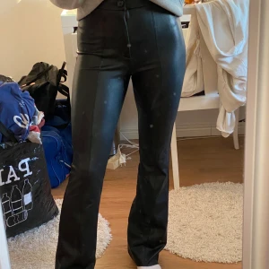 Flared Pu Pants - Säljer dessa utsvängda skinnbyxor från NaKd. Ej använda (prislappen sitter krav). Supersköna och snygga men inte riktigt min stil. Orginalpriset (499:-)