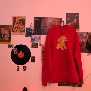 Simba Röd Hoodie - En supermysig röd Lejonkungen hoodie med Simba tryck och ficka på framsidan.🦁❤️ Helt oanvänd och säljer pga att den inte passar. Köpt på Beautycoves i storlek 4XL men sitter som L/XL. Säljer för 200kr + frakt, paketet går att spåra🥰❤️