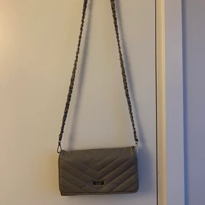 Väska Don Donna - Grå väska med snyggt mönster från Don Donna. Säljer för inte kommit kycket till användning