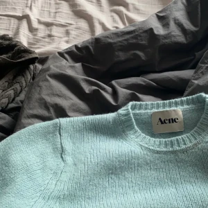 Acne tröja 🤍🌟💞 - Super fin tröja från acne som tyvärr inte kommer till användning, lägger ut den på nytt då jag sänkt priset 🦦🦦 budgivningen slutar på onsdag 9 december, buda på :)