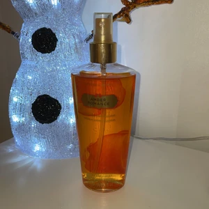 Amber Romance Victoria’s secret - Helt full Victoria Secret fragrance mist. 250 ml. Frakt tillkommer på 40-70 kr