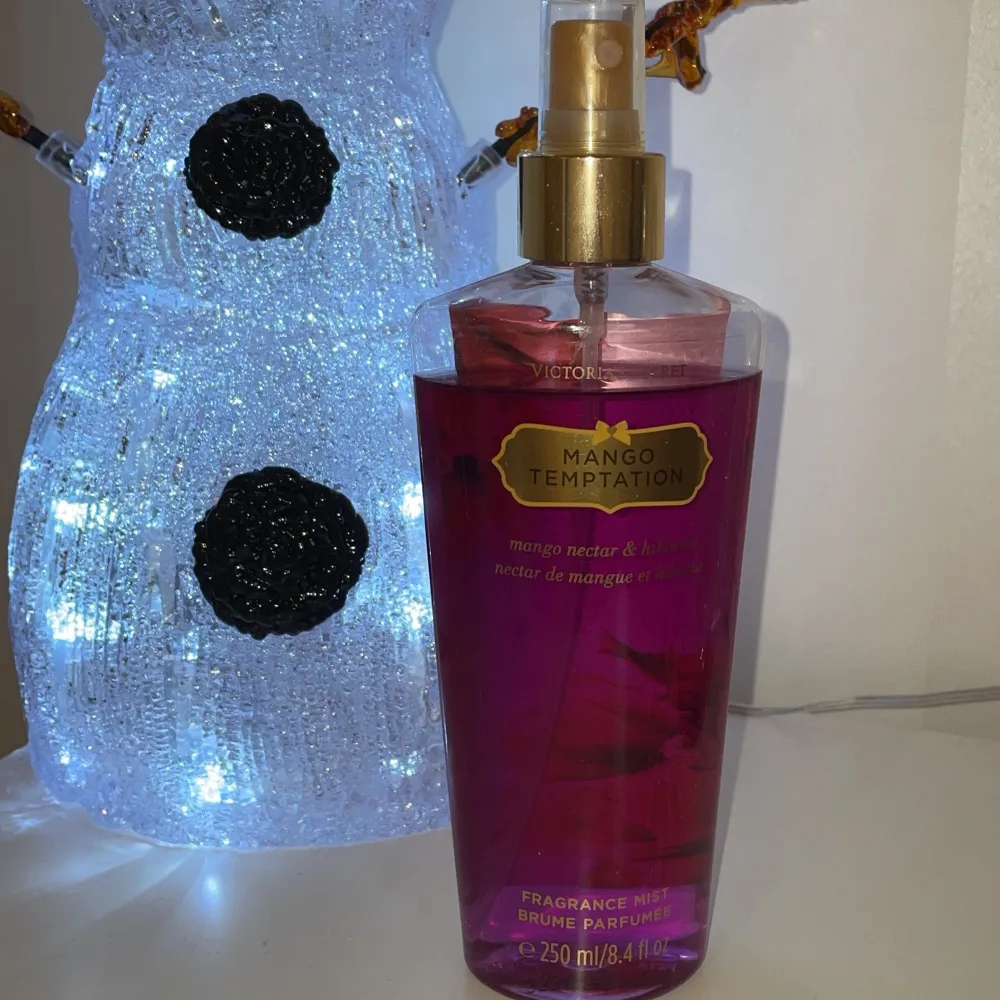 En Fragrance Mist från Victoria’s Secret som luktar så gott🥰 väldigt mycket kvar, 250 ml flaska. . Övrigt.