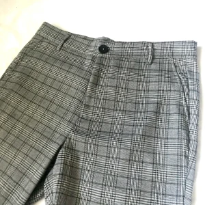 Gråa kostymbyxor  - Knappt använt dessa. Passar bra på mig som vanligtvis har 30/30. Är cirka 82 cm i midjan. Köp nu! 😁