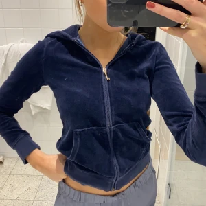 Juicy couture kofta - Storlek M men sitter väldigt tajt (jag är XS-S) jättefint skick nypris: 1000 kr