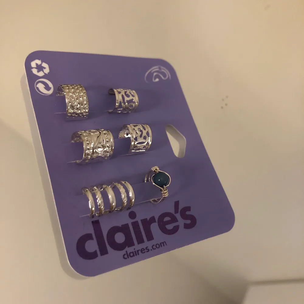 Selling those new “fake” earrings (clip on) . Accessoarer.
