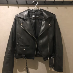 Skinnjacka från Zara - Svart skinnjacka från Zara, storlek M, använd ett fåtal gånger och i bra skick