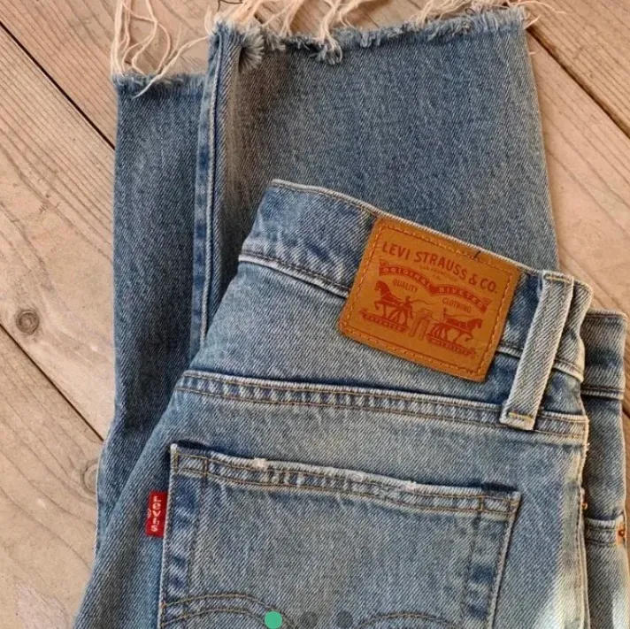 Säljer dessa ankellånga Levi’s 501:or med raw end som jag köpt på Plick för 450kr. They served me well men kommer tyvärr inte till användning längre :/ De är supersnygga och sitter verkligen skitbra! Vid flera intresserade sker budgivning, och köparen står för frakten 🥰   Skriv till mig för fler bilder :)  Bud: 400kr+frakt  Avslutas 27/11 16:00. Jeans & Byxor.