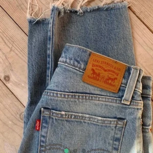 Levis jeans  - Säljer dessa ankellånga Levi’s 501:or med raw end som jag köpt på Plick för 450kr. They served me well men kommer tyvärr inte till användning längre :/ De är supersnygga och sitter verkligen skitbra! Vid flera intresserade sker budgivning, och köparen står för frakten 🥰   Skriv till mig för fler bilder :)  Bud: 400kr+frakt  Avslutas 27/11 16:00