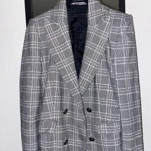 Rutig kavaj/blazer - En grårutig kavaj/blazer från chiquelle. Axelvaddar och två fickor. Använd 2 gånger. Storlek 36, kanske något liten i storleken. Frakt tillkommer💓
