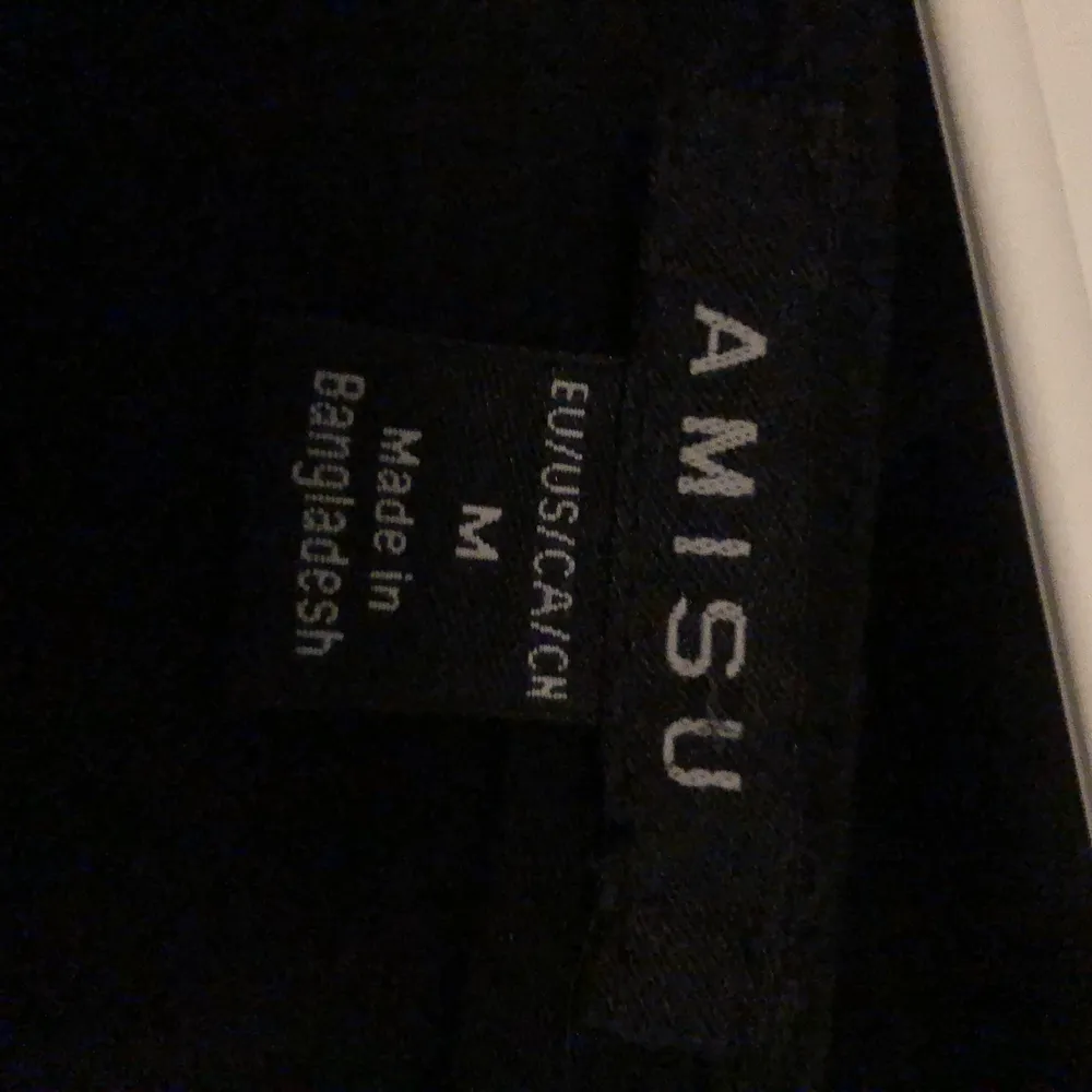 En svart tröja med trekvartslånga ärmar från New Yorker, i storlek M. Säljs pga av att jag inte längre använder den.. Toppar.