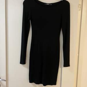 En svart klänning i storlek XS. Använd endast 1 gång 