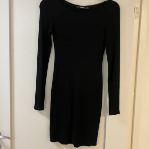 Svart klänning  - En svart klänning i storlek XS. Använd endast 1 gång 